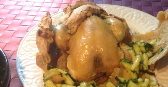 Цыпленок по‑домашнему с лаймом, огурцами и кориандром