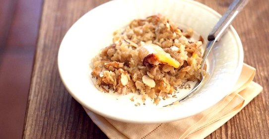 Запеченная овсянка с фруктами и орехами