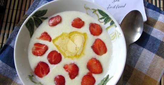 Манная каша с клубникой