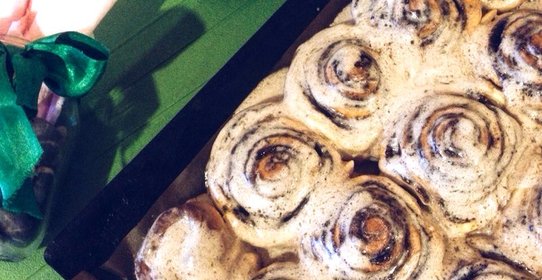 Рулетики с корицей под сырной глазурью