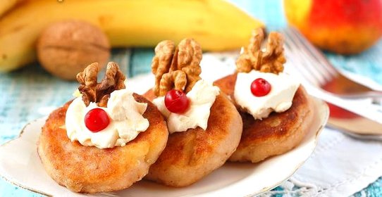 Манные оладьи с яблоками, орехами и изюмом