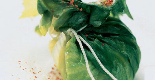 Овощи с кускусом в салатных листьях