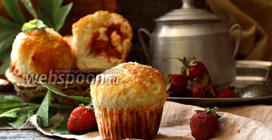 Булочки с клубникой и кокосовой стружкой