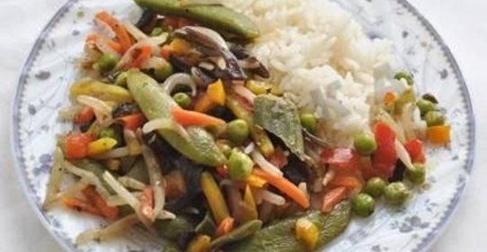 Овощи с черным чесноком и рисом