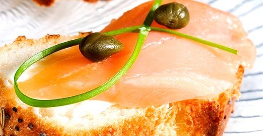 Копченый лосось с коньячно-тминным майонезом на тостах из французского хлеба