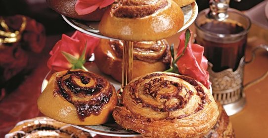 Булочки с корицей, изюмом и грецкими орехами