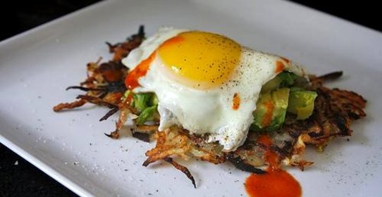 Картофельные оладьи с яйцом и авокадо