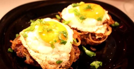 Рубленый бифштекс по-гольштейнски