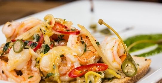 Брускетта с креветками