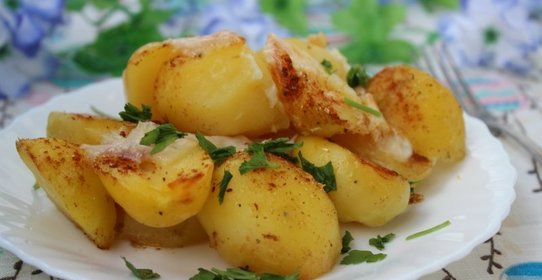 Ароматный картофель, запеченный с моцареллой