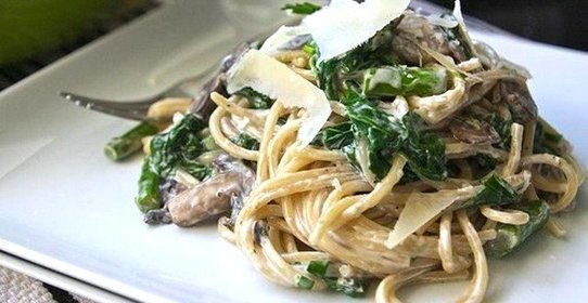 Спагетти с грибами и шпинатом