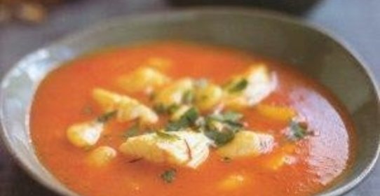 Рыбный суп с помидорами, пикшей и шафраном