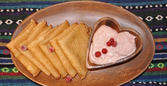 Блины из рисовой муки с творожным соусом