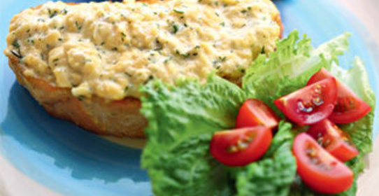 Тосты со скрэмблом и фетой