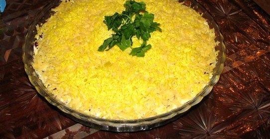 Салат из курицы с красной фасолью и сыром