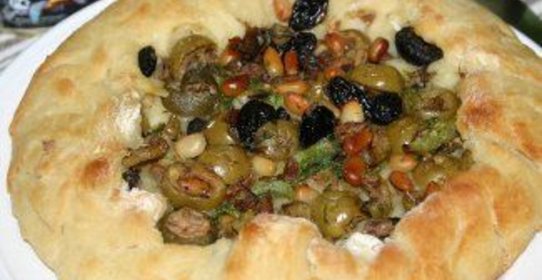 Лепешка с изюмом, кедровыми орешками и оливками