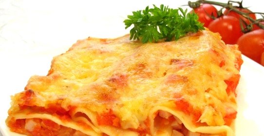 Каннеллони с беконом под томатным соусом