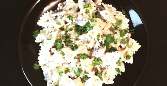Фарфалле с курицей и грибами в сливочном соусе