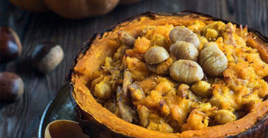 Индейка запеченная с каштанами, горохом нут, карри и тыквой в тыкве