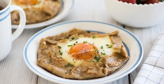 Бретонские блины с ветчиной и яйцом