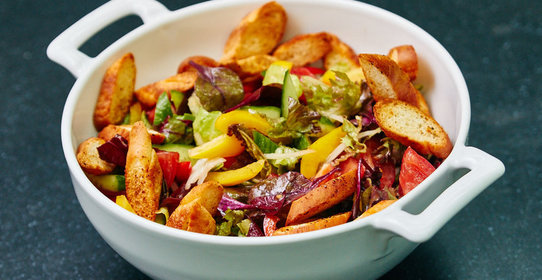 Легкий овощной салат с гренками