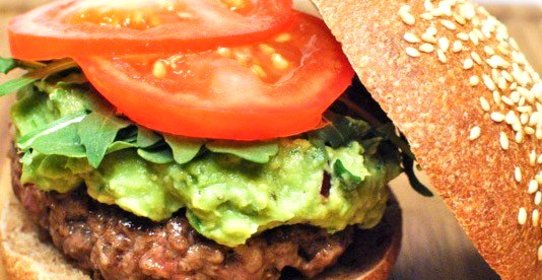 Гамбургер с рукколой и гуакамоле