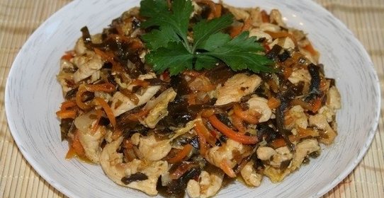 Куриное филе, тушенное с морской капустой