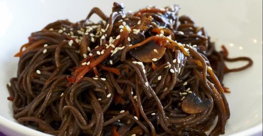 Гречневая лапша с шампиньонами и морковью