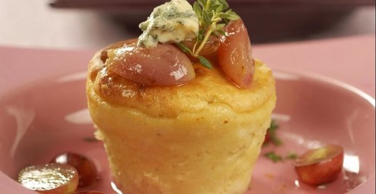 Суфле из голубого сыра с виноградным сиропом