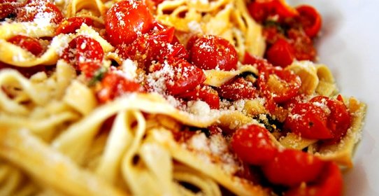 Макароны с сыром и помидорами