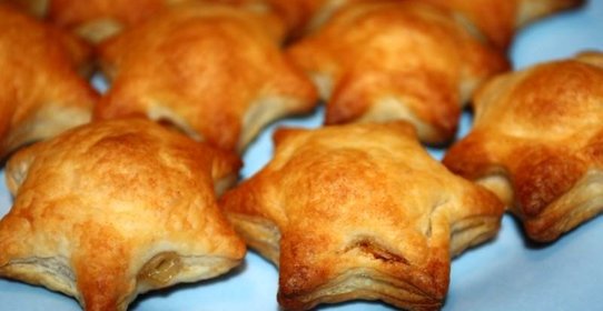 Пирожки с рыбой из слоеного теста