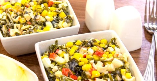 Салат с морской капустой, кукурузой и крабовыми палочками