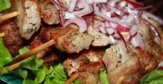 Шашлычки из свиного карбонада в беконе