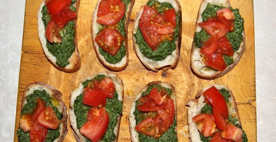 Брускетта с песто и помидорами