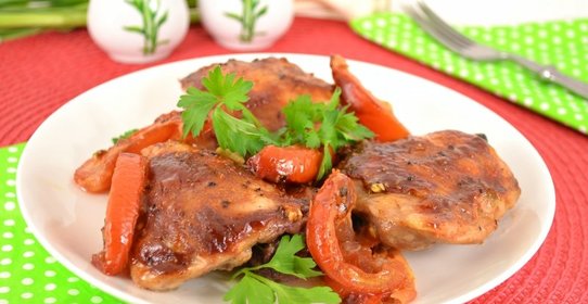 Курица запеченная с помидорами под сметанно-томатным соусом