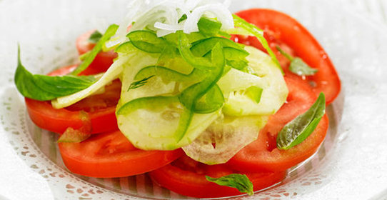 Простой овощной салат с заправкой из бальзамического уксуса