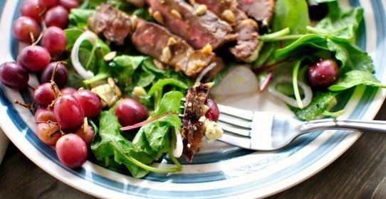 Салат с сыром и виноградом