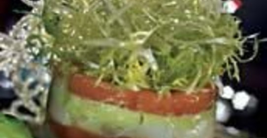 Этажер из морского гребешка с гуакамоле и крабами