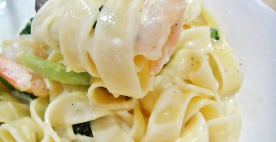 Паста с креветками и брокколи