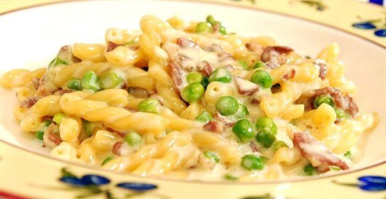 Паста с беконом и горошком