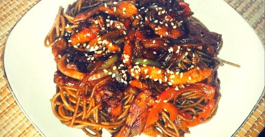 Курица в сладко-остром соусе с гречневой лапшой (Тори яки соба)