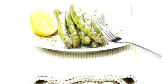 Жареная спаржа с лимонами и орегано