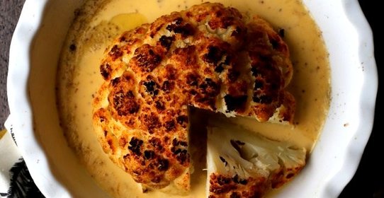 Запеченная целиком цветная капуста в сырно-пивном соусе