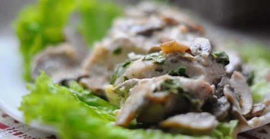 Куриные грудки со шпинатом и грибами