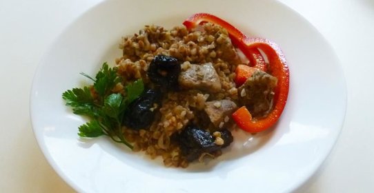 Гречка с мясом и черносливом