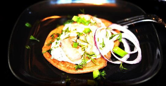 Гречневые оладьи с соленым лососем и йогуртовой заправкой