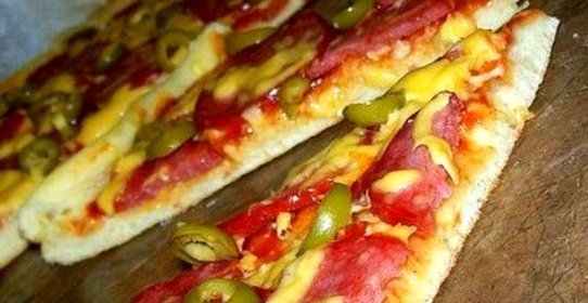 Пицца с салями и оливками