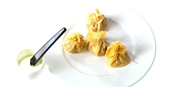 Пельмени из яичного теста с имбирной бараниной