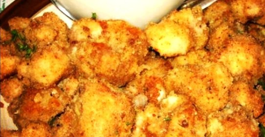 Цветная капуста в панировке с чесночным соусом