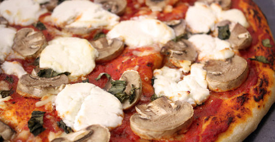Пицца с грибами и козьим сыром